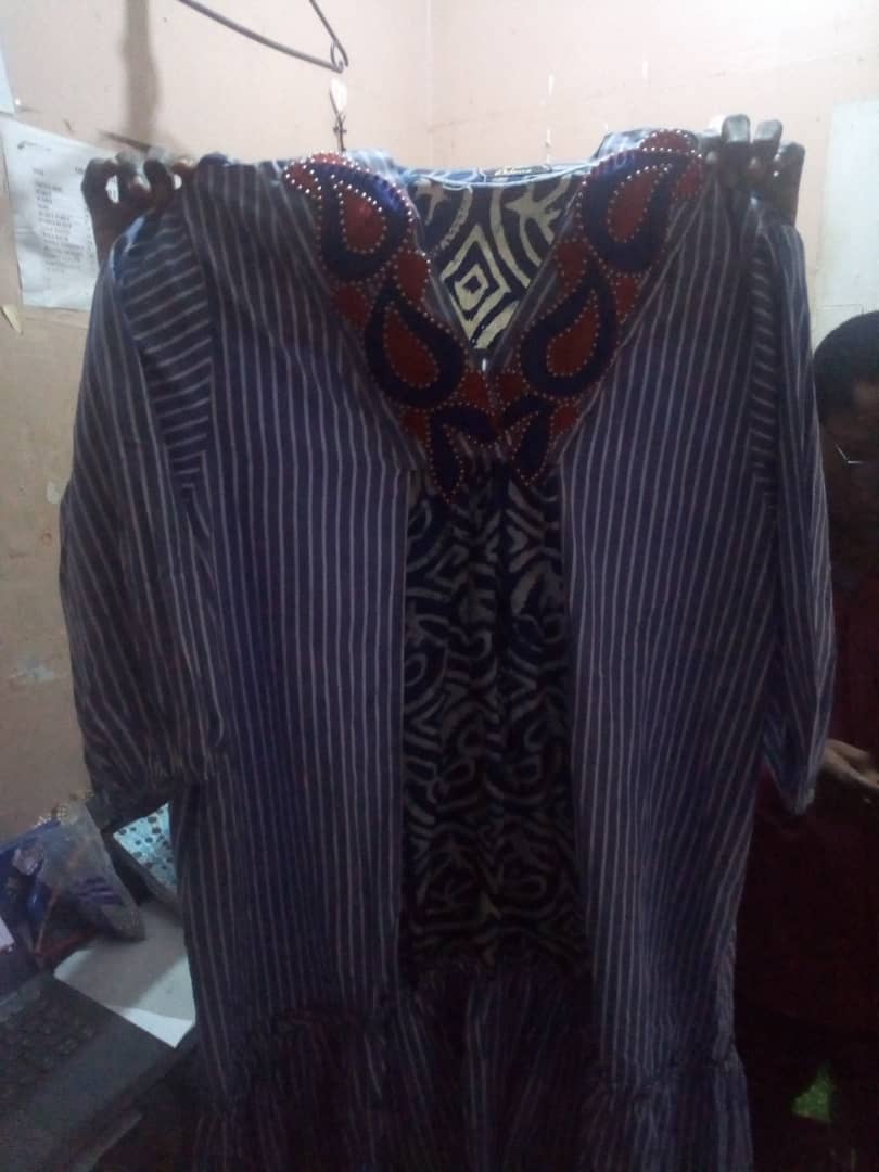 Strip short gown with neck emb